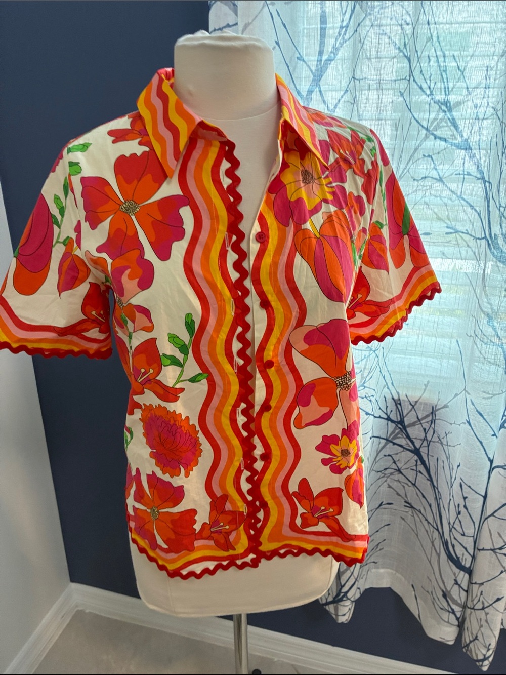 AVARA Vintage-Inspired Floral Button-Up Shirt in White, Pink & Orange